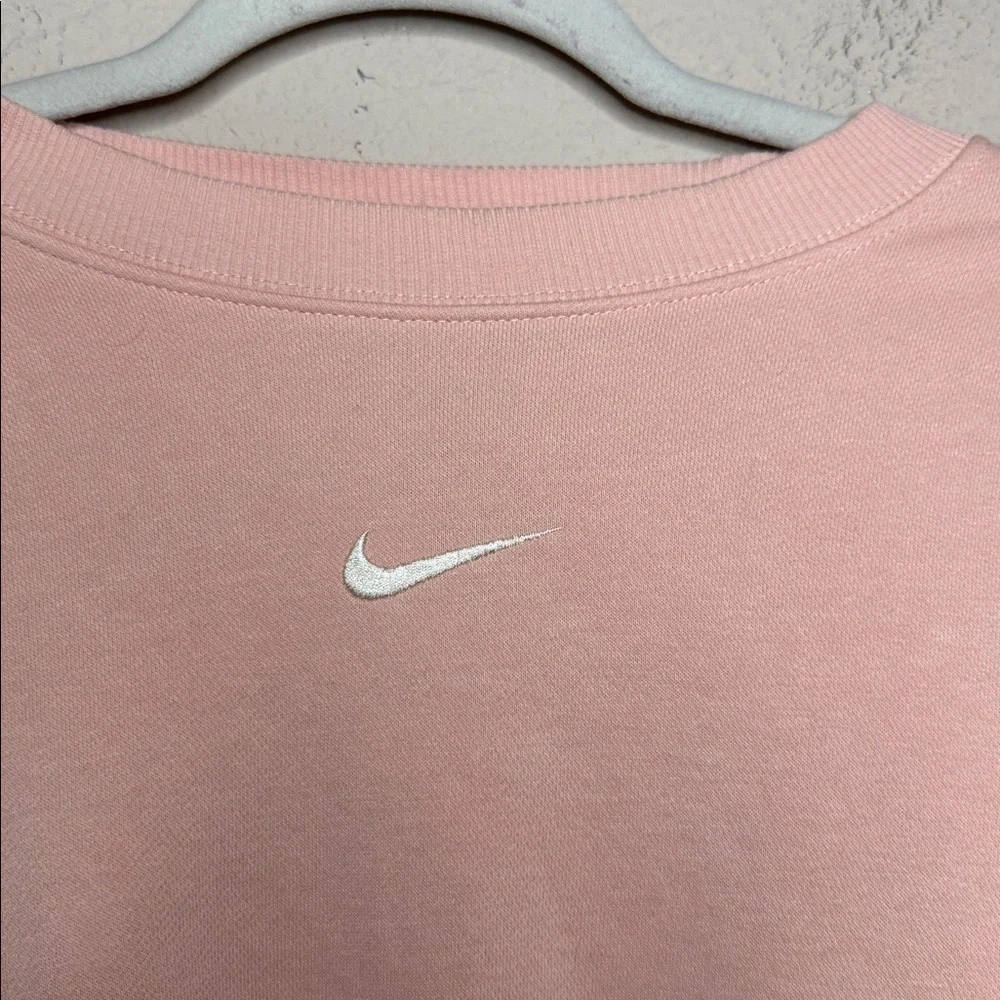 Nike Women’s Peachy Light Pink Crewneck Size Small‎